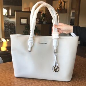 Michael l Kors Large shoulder bag.